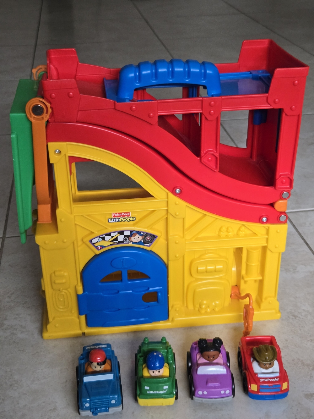 2010 Fisher Price Little People Wheelies Rev'n Sounds Race Track with 4 Wheelies